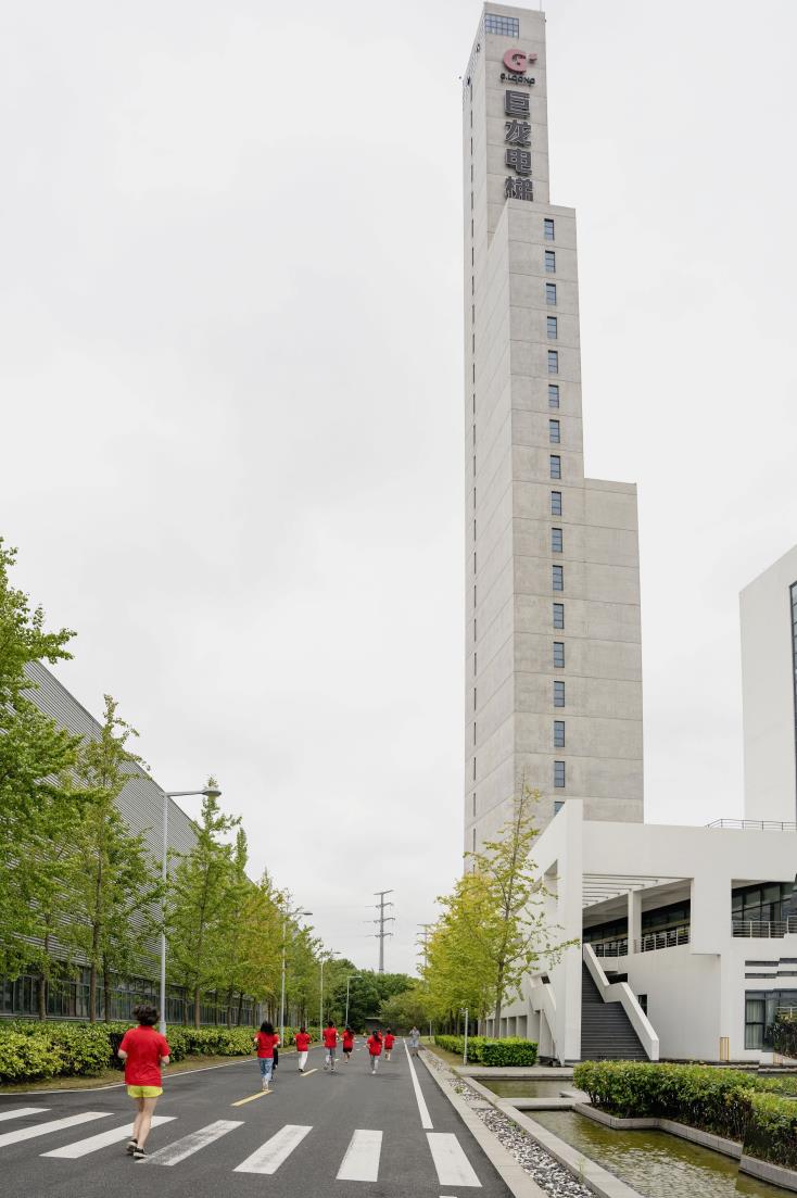 塔下再聚首 攀登勢正雄——巨龍電梯試驗塔第六屆登高跑開賽