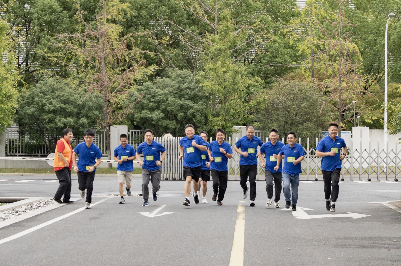 塔下再聚首 攀登勢正雄——巨龍電梯試驗塔第六屆登高跑開賽